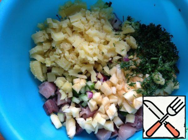 Potato and Apple peel and cut into small cubes, dill grind. Season the salad with marinade, mix and let it stand in the refrigerator for about an hour.