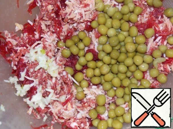 Mix cheese, eggs and beetroot.
Add the garlic passed through the garlic press, peas and mayonnaise.