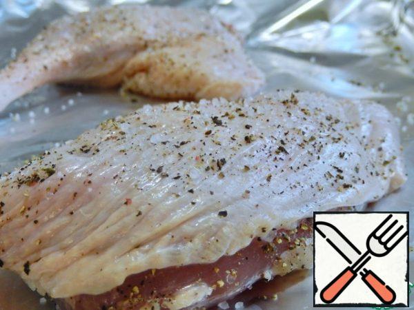 Wash the duck legs and RUB them with sea salt and pepper. Turn on the oven to maximum heat. Put the legs in the preheated oven and reduce the temperature to 180 degrees, bake for 35 minutes. Turn off the oven and let the legs stand for another 5 minutes in a warm oven. Remove the legs and let them cool.