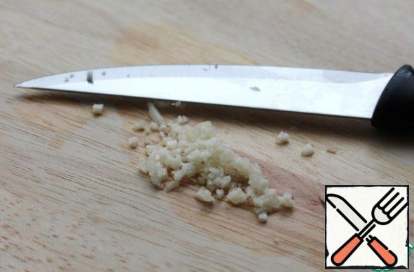 Peel and finely chop the garlic.