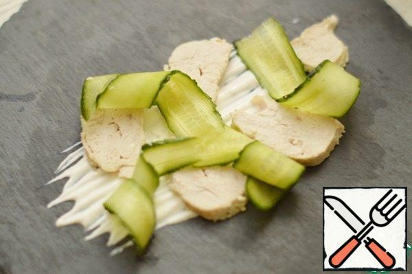2. Sour cream mixed with mustard, and pepper to taste.
Put the sauce on a plate, put the chicken pieces and cucumber strips on top.