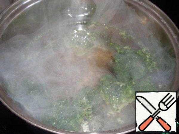 Put the broccoli in boiling salted water and cook for 2-3 minutes. Cool.