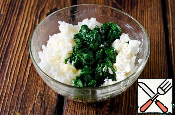 Then you need to boil water and put spinach in it, cook for 1-2 minutes. Put it in a colander and rinse with cold water. Cut it into small ribbons.
Put the rice, spinach, cottage cheese and melted butter in a bowl.