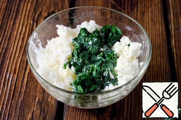 In a bowl, pour half the cream, season with salt and pepper, and add the nutmeg. Stir.