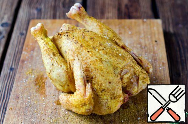 buckwheat must be boiled until ready according to the instructions on the package. Chicken (I have home-made) should be marinated for an hour, or better at night, for this it should be rubbed with salt, black pepper and curry.
