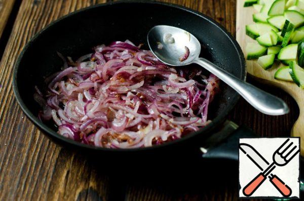 Heat a frying pan with vegetable oil and fry the onion over high heat until Golden.