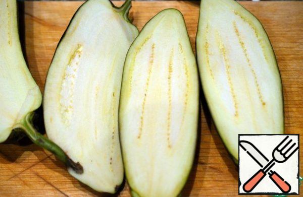 Cut the eggplant in half lengthwise.
Bake in a preheated 180 degree oven until soft.