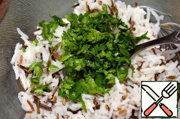 Boil the rice until tender.
Let the water drain. Wash the parsley, dry it, chop it and add it to the rice.
