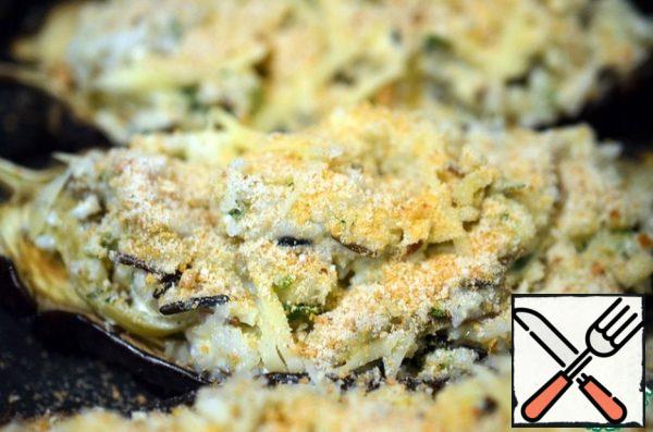 Sprinkle with grated cheese.
Then the breadcrumbs.