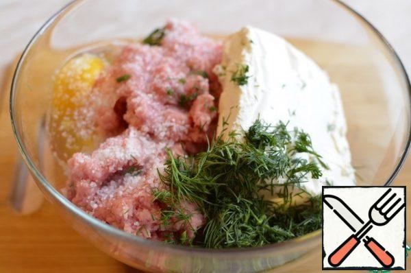 Chop the onion in a blender.
In a bowl, combine the cottage cheese, egg, minced meat, and dill.
Salt to taste.