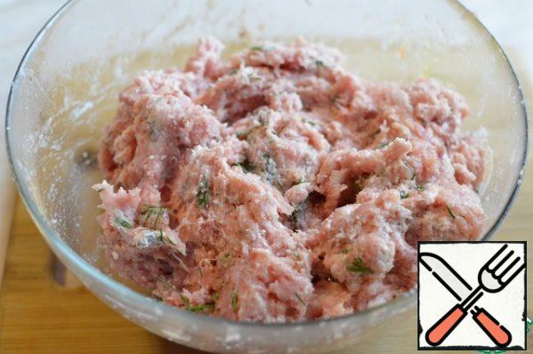 Mix well, Pat the minced meat in a bowl (beat) for 1 minute.