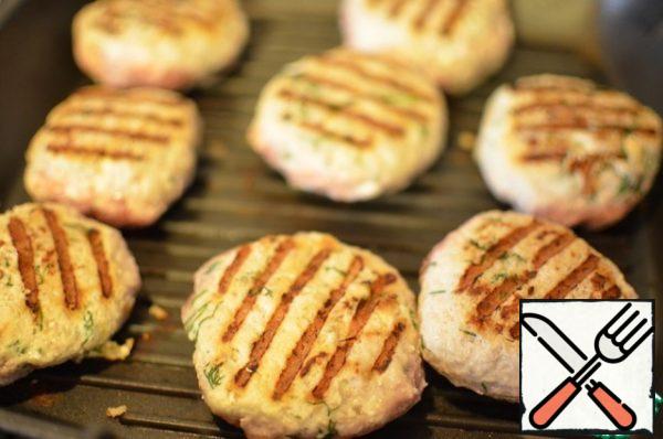 Preheat the grill pan.
Put the cutlets in a dry pan and fry until the strips appear.