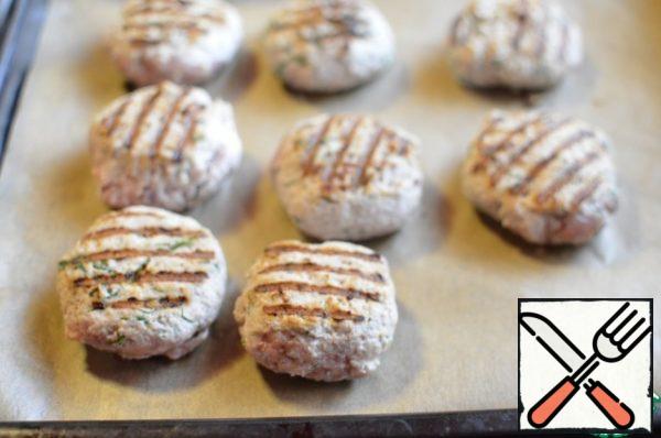Transfer to a baking sheet, parchment or silicone Mat.
And bake in a preheated oven to 190 degrees, baking time 10-15 minutes.
Serve with your favorite side dish.