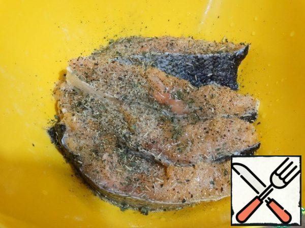 I had a whole piece of salmon, without bones - already thawed fillet on the skin. We do not take into account the time for defrosting. Cut the salmon into portions, dry it with a paper towel, sprinkle with pepper, it is better to grind it immediately, Provencal herbs and garlic powder. Lightly RUB into the fish. In a separate bowl, mix 1 tbsp olive oil with soy sauce, then pour over the fish and let it stand for 5-10 minutes.