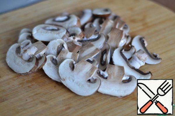 Cut the mushrooms into small circles.