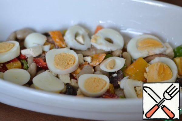 Grease a baking bowl with sunflower oil.
Spread half of the bean mixture.
Top with sliced eggs.