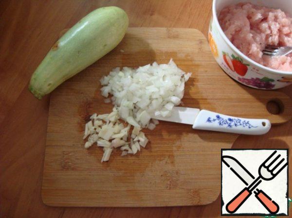We make minced meat from the breast or take it ready. Finely chop the onion and garlic. Garlic can be squeezed out.