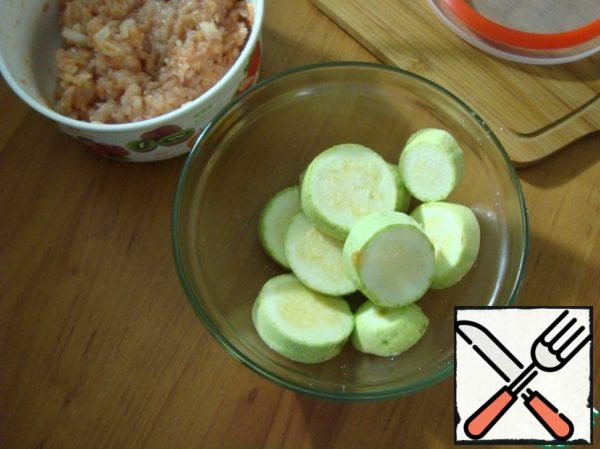 Zucchini cut, put in a bowl and prisalivaem.