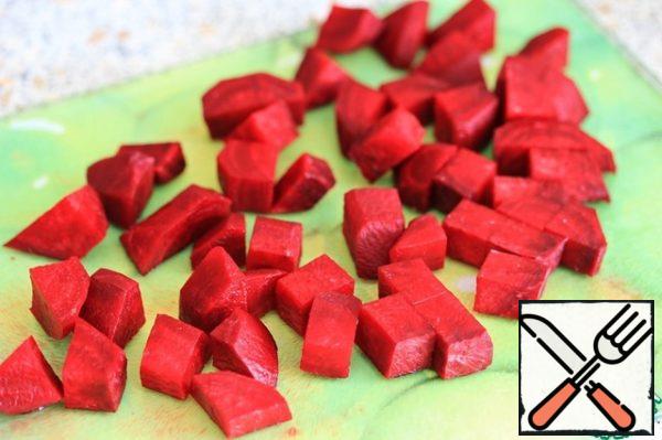Wash the beets, peel them and cut them into small pieces.