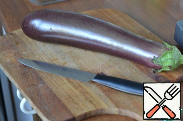 Take one eggplant!
Specially photographed.. because many people reading my recipes, I doubt it!
One eggplant!