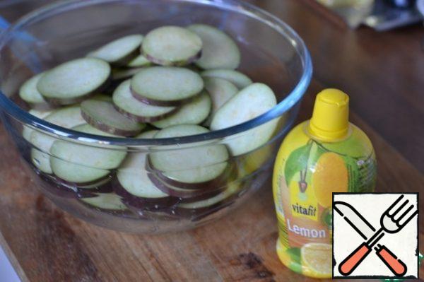 Cut into circles.
Transfer to a bowl and pour over the lemon juice.
Leave for 20 minutes.
Eggplant juice will be released. Drain the juice.