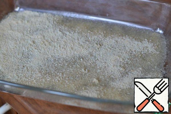 Pour the sunflower oil into a baking bowl.
Spread all the breadcrumbs over the entire surface.