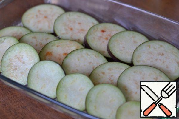 Spread the eggplant circles (half)
We cover each other a little.