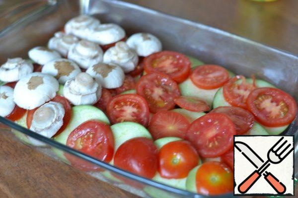 Spread a layer of tomatoes ( half). Spread all the mushrooms.
Salt.