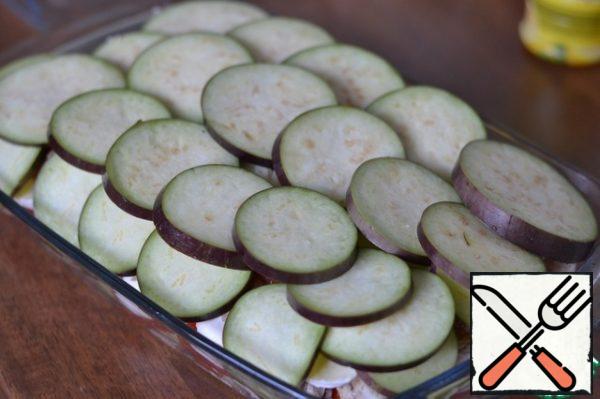 Spread the second half of the tomato and cover everything with the second half of the eggplant.
