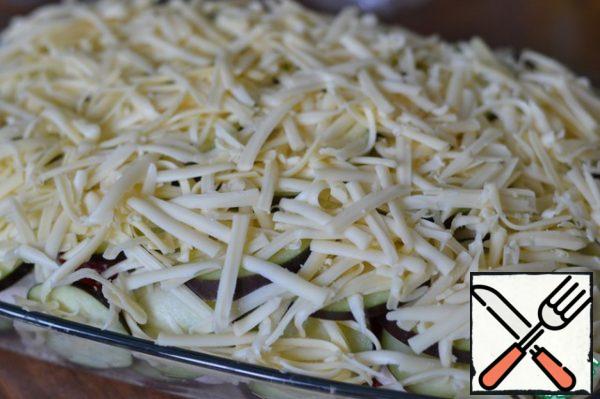 Cut the garlic into small pieces.
Spread on eggplant.
Sprinkle with grated cheese.
Bake for 40 minutes at 200 gr.