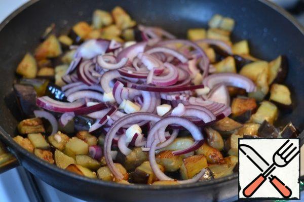 Heat the sunflower oil in a frying pan.
Cut the eggplant into medium pieces.
Fry the eggplant until brown.