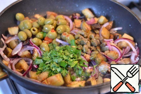 Finely chop the parsley.
Add olives, capers and parsley to the eggplant. Stir.
Pour in the vinegar and cook over high heat until the vinegar has evaporated.