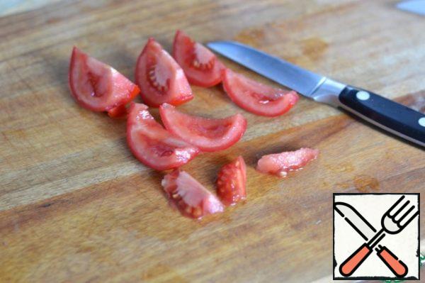 Cut tomatoes into quarters.
Cut the top of the tomato with a knife.