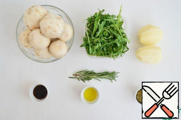 Wash and peel the mushrooms and potatoes. Wash the greens and wet them with a napkin.