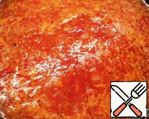 Onion finely cut, garlic pass through the press.
Fry in vegetable oil for just 5-7 minutes.
This is enough time to prepare and add tomatoes in their own juice, honey, wine, salt, pepper and crushed rosemary.
Simmer for 15 minutes.