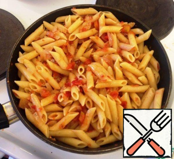 Pasta is already cooked in a large amount of salted boiling water, as it is written in the instructions on the package.
2 minutes before cooking, I throw the pasta in a colander, and let it drain, just 1 minute.
The paste should be harder than "Al dente".
Immediately mix with tomato sauce.
While the sauce is stewed and the pasta is cooked: I cut the leeks into small circles and fried them in vegetable oil.
Cherry cut it into quarters, and I found some big ones.
Cheese grated on a coarse grater.
When I cooked with mozzarella, I tore it into pieces with my hands.