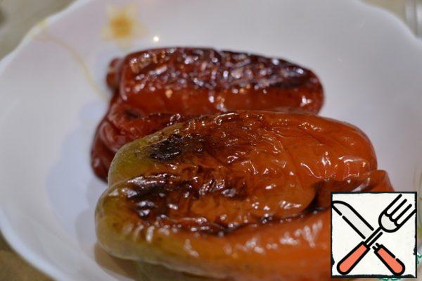 Bulgarian pepper is baked in the oven, turning regularly, until brown scorch marks. (I usually put foil on a baking sheet so that the leaking juice does not get hot) put The baked pepper hot in a plate, cover it tightly with polyethylene and cool it completely. Remove the skin from the cooled pepper and cut into strips.