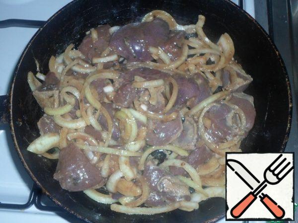 Put the liver together with the marinade in a pan heated with oil and simmer under a closed lid for about 10 minutes.