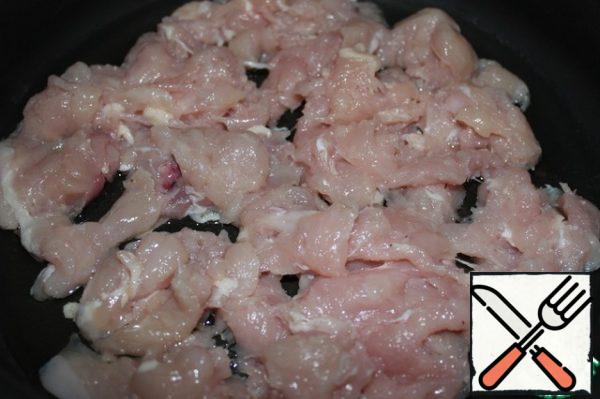 Cut the chicken fillet into small pieces. Add vegetable oil to the pan, put the fillet, pepper, lightly salt (you can not salt) and fry over medium heat for 10 minutes.