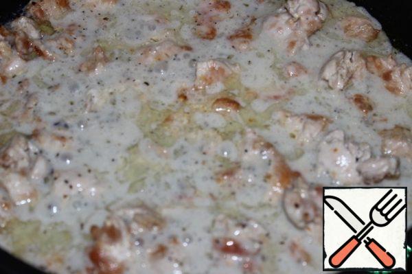 Pour the sauce over the fillet and simmer over medium heat for 15-20 minutes.
