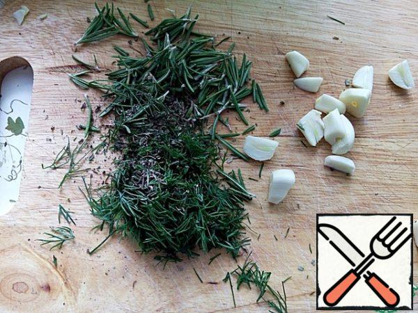 Peel the garlic and cut it into halves.
Chop the herbs coarsely.
You can use dry herbs, you can use fresh ones, I liked the option when rosemary is fresh, and Basil and thyme are dry.