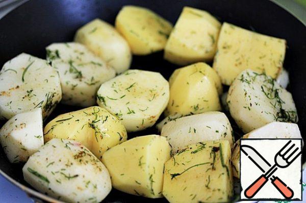 Add the peeled potatoes to the pan (you can not peel the young ones).
Small potatoes can be put entirely, and large need to be cut into two or four parts.
Mix the potatoes thoroughly with the herbs and season with salt and pepper.