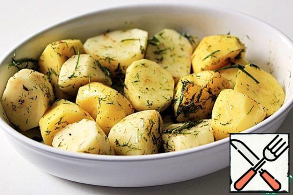 Put the potatoes in a baking dish and place in a preheated 225° oven for 30 minutes.
When the potatoes are almost ready, pour cream on top of them (I warm them up, because I use a ceramic mold), sprinkle with olives and bake for another 10 minutes.