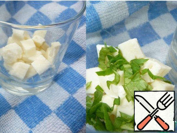 Put a layer of mozzarella in serving glasses and pick Basil leaves.