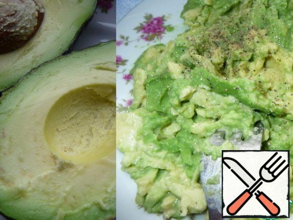 Mash the avocado with a fork and drizzle with lemon juice.