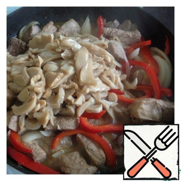 Drain the liquid from the mushrooms and add to the meat. Stir and leave to simmer under the lid for 30 minutes.