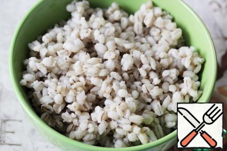 To prepare the salad, the grits must be boiled. I always cook the pearl barley for no more than 40 minutes, so it remains whole and elastic and does not boil.
