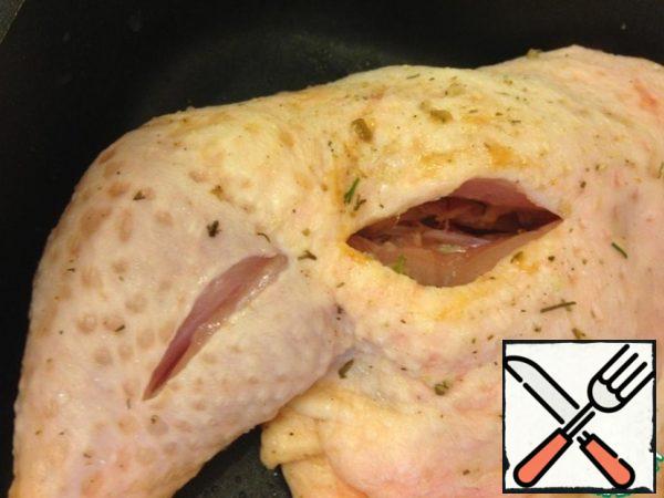 To prepare chicken legs: to wash, remove excess fat, etc. to dry out. Season with salt and pepper. Use a sharp knife to make incisions along the bone. Try not to cut through. You should get "pockets".