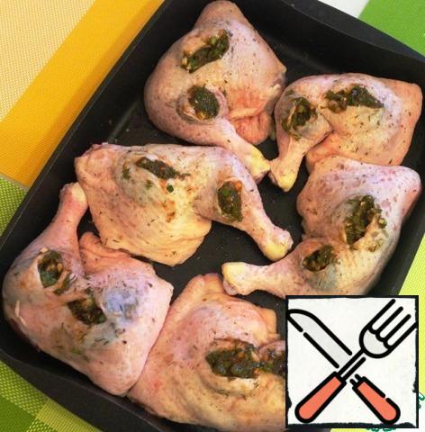 Fill the pockets with a teaspoon. If there is not enough space in the pockets, the filling can be distributed under the skin. Put in a cold oven. Turn on the oven for 180 C. The oils and flavors in the filling will open gradually, as they heat up, and permeate the chicken meat.