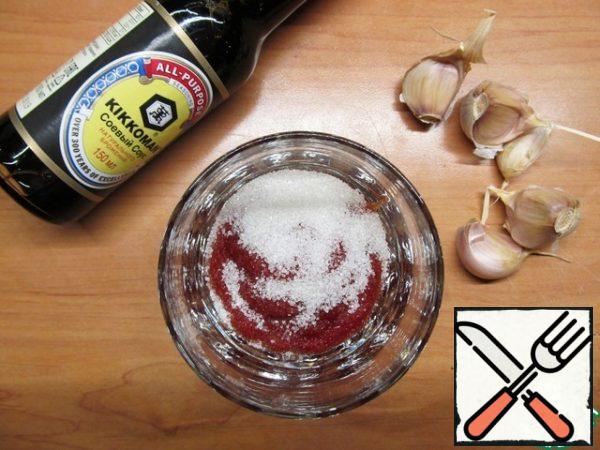 For the marinade, and in combination with the future sauce, mix ketchup, sugar, soy sauce and water.
I used Kikkoman soy sauce.
It is better to try the sauce beforehand, so that it is moderate in salt for you (sauces are different).